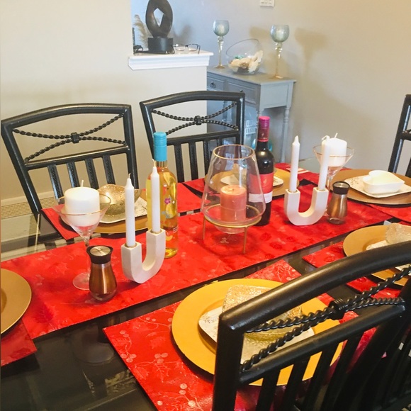 Holiday Time Table Runner with 6 (six) Matching Place Mats. - Picture 7 of 8